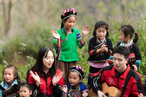 Hoa hậu Thanh Thủy 'chào sân' ca hát theo cách không ai ngờ