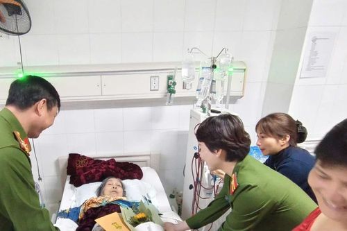 Trao gửi yêu thương, mang niềm vui tinh thần đến với các nữ bệnh nhân