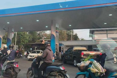Giá xăng dầu tăng, gây hiệu ứng domino đổ xô đi mua trên khắp Thái Lan