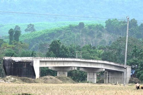 Cầu xây xong nhưng không có đường dẫn