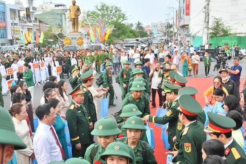 Thanh niên An Giang hăng hái lên đường nhập ngũ