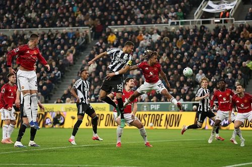 Newcastle tạo địa chấn, hạ gục Man United dù chỉ còn 10 người