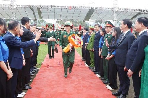 Thanh niên Hà Tĩnh hăng hái lên đường tòng quân