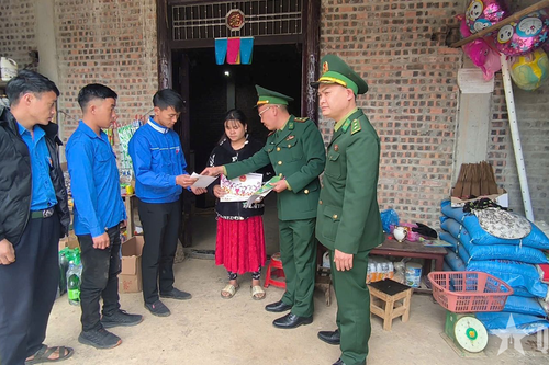 Tiếng loa Biên phòng đến từng bản làng tuyên truyền bầu cử bằng hai thứ tiếng