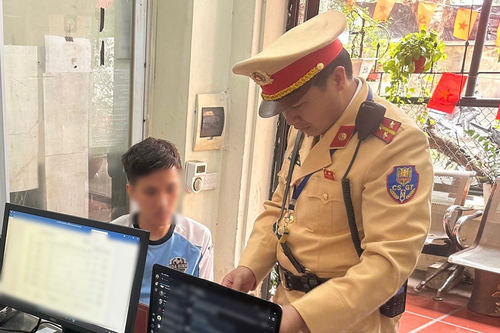 Hà Nội: Sử dụng giấy chấp thuận vào phố giả mua qua mạng, tài xế bị cảnh sát giao thông phát hiện, xử lý