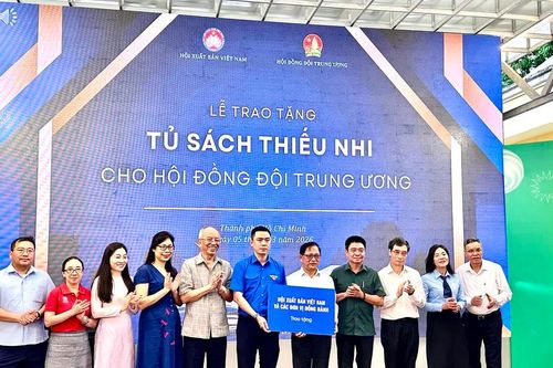 Trao tặng tủ sách thiếu nhi cho Hội đồng Đội Trung ương