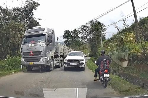 CSGT Phú Thọ xử phạt tài xế bán tải đi sai làn