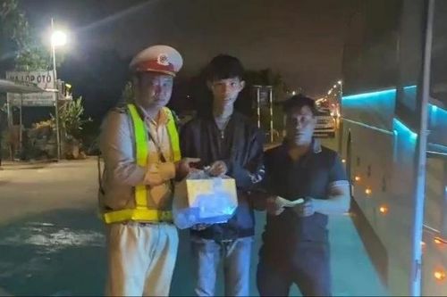 Cảnh sát giao thông Quảng Ngãi giúp người đi lạc đoàn tụ gia đình