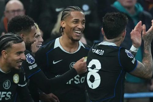 Tân binh lập hat-trick, Chelsea đẩy Liverpool khỏi tốp 5 Ngoại hạng Anh