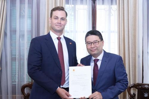 Trao Giấy Chấp nhận lãnh sự cho Lãnh sự danh dự Vương quốc Na Uy tại TP. Hồ Chí Minh