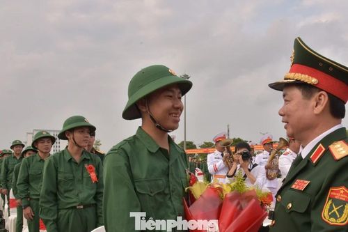 Hàng nghìn thanh niên Đồng Tháp lên đường bảo vệ Tổ quốc