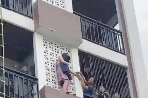 Hà Nội: Giải cứu cô gái trèo ra ngoài tầng cao ngôi nhà