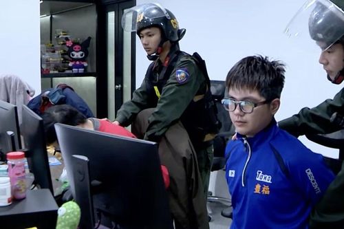 Cảnh sát đột kích hang ổ 'Xôi Lạc TV'
