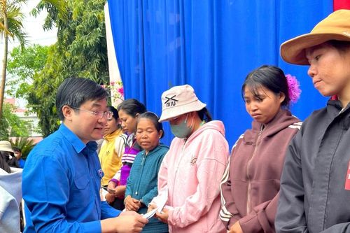 Nhiều phần quà, học bổng ý nghĩa cho người dân, học sinh vùng sâu Gia Lai