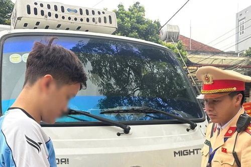 Hà Nội: Phát hiện tài xế xe tải mua giấy phép vào phố cấm qua mạng xã hội