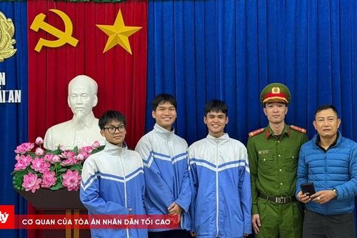 3 học sinh lớp 11 trả lại ví tiền cho người đánh rơi