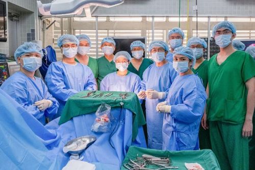 10 giờ phẫu thuật ca bệnh 'chưa từng có trong tiền lệ'