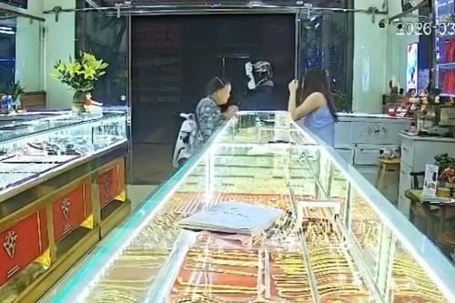 Truy tìm đối tượng che kín mặt, đi vào tiệm vàng với nhiều hành động lạ