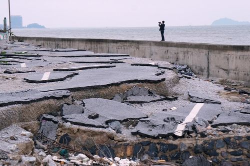 Bờ kè ven biển ở Thanh Hóa sạt lở nghiêm trọng trước mùa du lịch