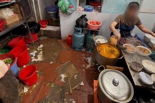 Quán bún riêu ở phố cổ Hà Nội bị đình chỉ sau phản ánh mất vệ sinh trên mạng xã hội