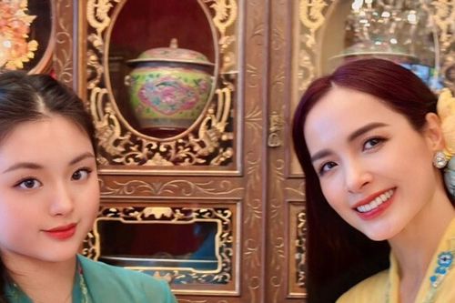 Siêu mẫu Thúy Hạnh cùng con gái Suti khoe sắc trong trang phục Kebaya truyền thống
