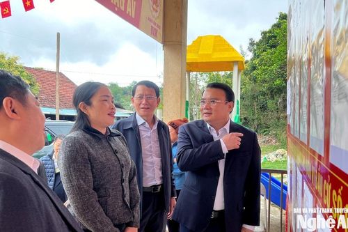 Phó Chủ tịch UBND tỉnh Phùng Thành Vinh kiểm tra công tác bầu cử tại các xã Nậm Cắn, Mường Xén, Mường Típ