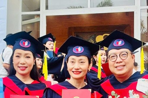 NSND Trịnh Kim Chi học Tiến sĩ tuổi 55 và sự lăn xả nghề nghiệp của NSƯT Hạnh Thúy