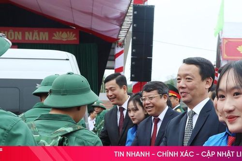 Chủ tịch UBND tỉnh tặng hoa chúc mừng, động viên tân binh lên đường tòng quân