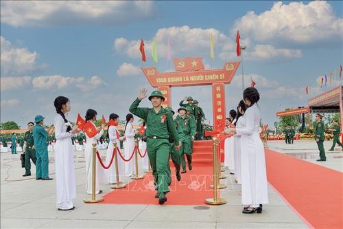 Hàng nghìn thanh niên miền Tây lên đường thực hiện nghĩa vụ thiêng liêng