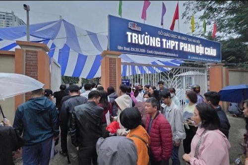 Xếp hàng nộp hồ sơ vào lớp 10: Trường Phan Bội Châu dừng tuyển sinh trực tiếp, hoàn trả phí ghi danh