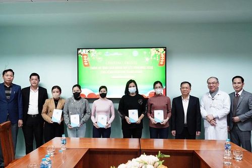 Trao sổ BHXH thẻ BHYT lan tỏa nghĩa tình an sinh trong cộng đồng
