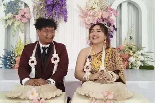 Cô dâu mang sính lễ, lái xe mui trần đến cầu hôn chú rể