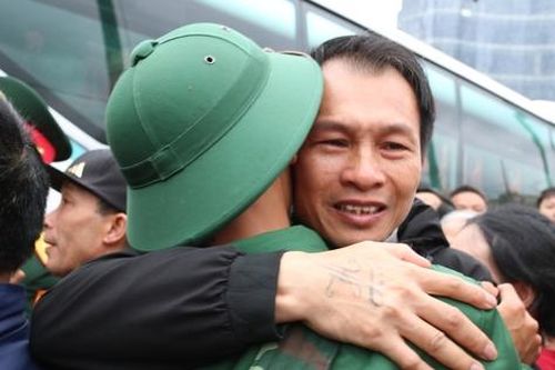 Xúc động phút tiễn hơn 3.800 thanh niên Nghệ An lên đường nhập ngũ