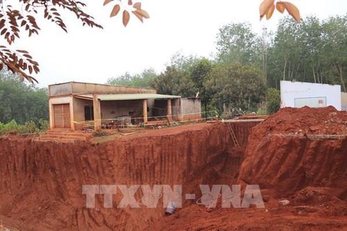 Tạm dừng thi công đoạn đường thuộc dự án nâng cấp đường ĐT.753 khiến nhà dân bị 'treo cao'
