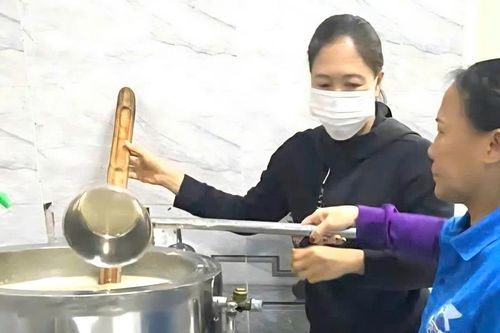 Những 'lão bà' bền bỉ tham gia các hoạt động thiện nguyện