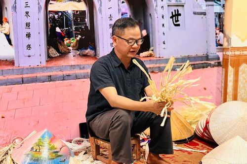 Gìn giữ nét xưa qua vành nón làng Chuông