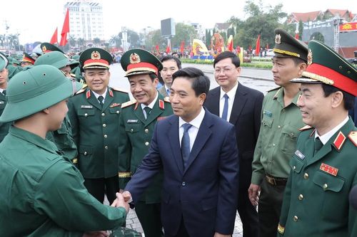 Bí thư Tỉnh ủy Nguyễn Doãn Anh và Thứ trưởng Bộ Quốc phòng Lê Đức Thái dự lễ giao nhận quân tại phường Hạc Thành