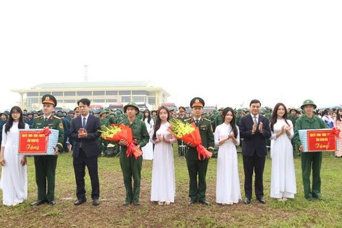 Chủ tịch UBND tỉnh Nguyễn Hoài Anh dự lễ giao nhận quân tại xã Triệu Sơn