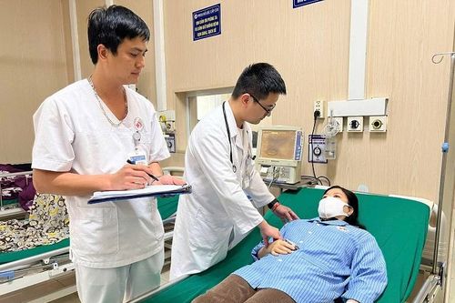 Một bệnh nhân ngộ độc khí CO khi xông than trong phòng kín