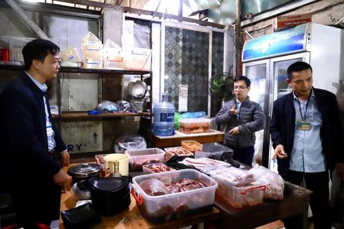Kiểm tra đột xuất các cơ sở kinh doanh dịch vụ ăn uống trên Đại lộ Lê Lợi