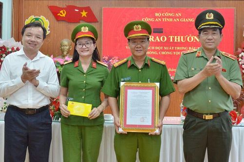 Công an tỉnh An Giang trao thưởng đột xuất cho Công an xã Hòn Đất