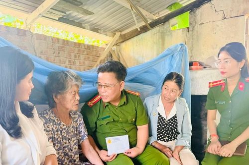 Trao quà phụ nữ khó khăn và trẻ em trong Chương trình 'Mẹ đỡ đầu'