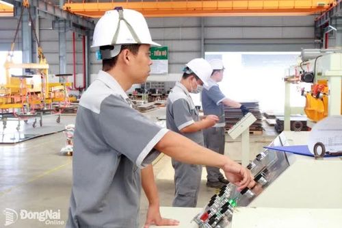 Công nhân Đồng Nai thi đua cao điểm sản xuất