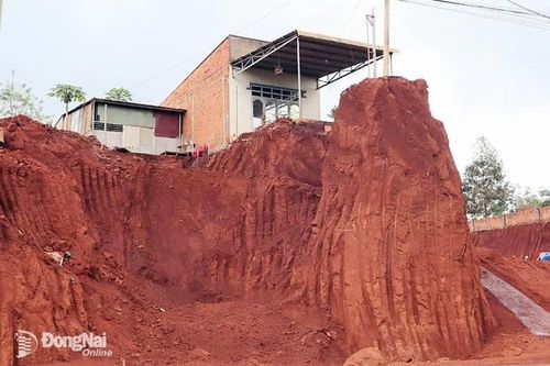 Tạm dừng thi công khu vực hạ cốt nền đường thuộc dự án có 8 hộ dân 'cheo leo'