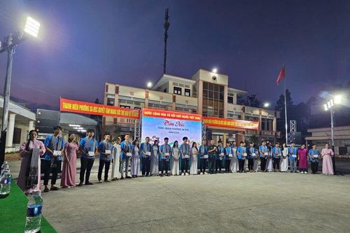 Tân binh Sa Đéc xem phim 'Mưa đỏ' trong Đêm hội tòng quân