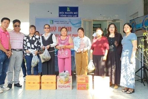 Gia Lai: Tặng quà cho phụ nữ mù khó khăn, bệnh nhân phong và trẻ em gái khuyết tật