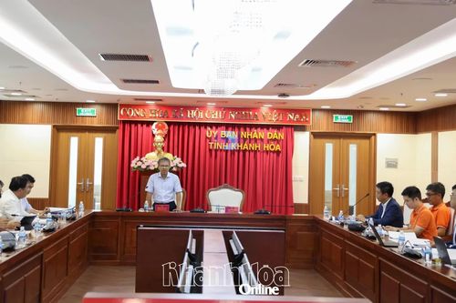 Phó Chủ tịch UBND tỉnh Trần Hòa Nam nghe Tập đoàn FPT báo cáo tình hình triển khai các dự án tại Khánh Hòa