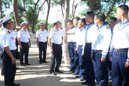 Tư lệnh Vùng 4 Hải quân kiểm tra công tác tiếp nhận và huấn luyện chiến sĩ mới