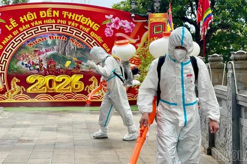 Phun khử khuẩn khuôn viên Đền Thượng ngay sau lễ hội