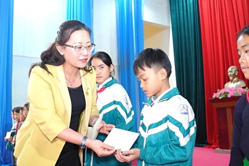 Ủy ban MTTQ Việt Nam tỉnh tặng quà cho học sinh có hoàn cảnh khó khăn xã Văn Bàn